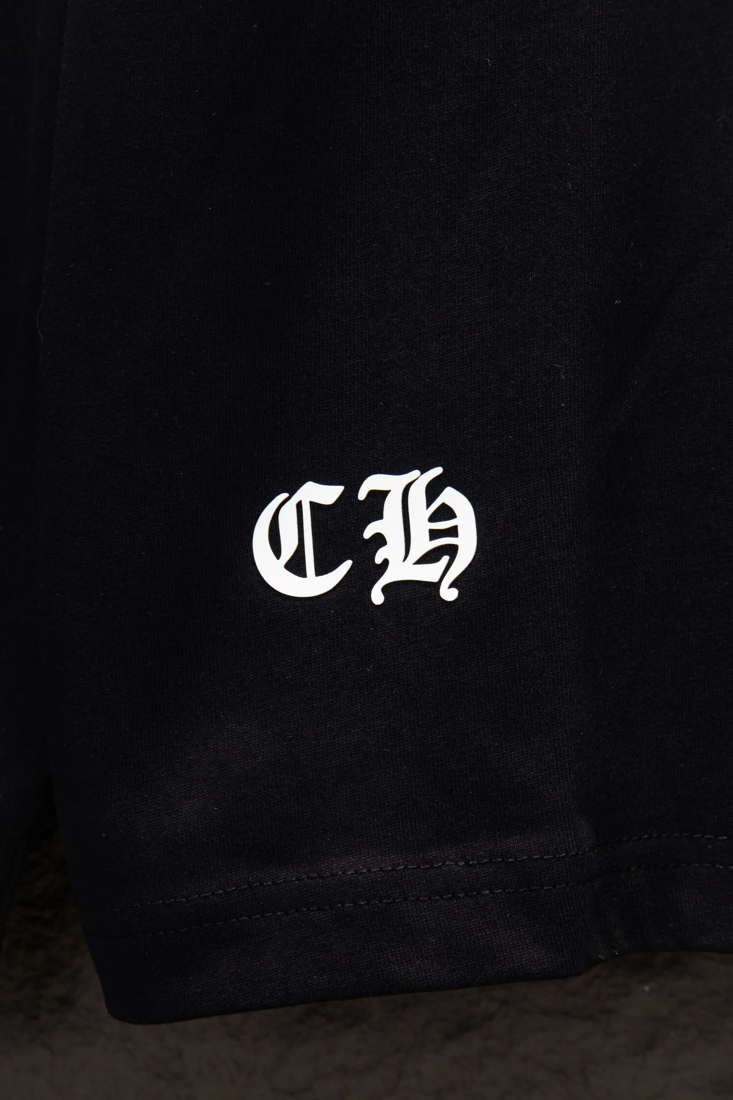 P230 🆕Chrome Hearts os version is really charming and the Crow style is really unique. Each season’s new version is made to the extreme. It is very practical and can be worn casually✔️ - ⚠️100% cotton. It is made of 21 double yarns, 300g weight fabric and imported knitted carded cotton. It has moderate thickness, drape and contour, and the upper body is comfortable! ! It is very tolerant to fat body types and can instantly lose five pounds after wearing it!  Front panel # Back panel Neckline Silicone elements # Imported silicone technology using advanced technology. The body is treated with silicone elements, which greatly increases the interest of the clothing; unique visual effects. After special fraying effect treatment, a unique distressed effect is formed. An irregular hem is added to the version. This year, Crow Heart is focusing on the version. In the past two years, the oversize version has become the focus of the trend. It has also been a popular staple in the past two years. The change of designers has made this brand an instant hit. The progressive fashion of the times also needs the blood impact of fresh elements and trendy designs in order to continue its glory! It’s stylish both inside and outside, a must-have for high street travel! An absolute "eye-catching style" that can match couples 💏 Color: Black White Size: S M L XL